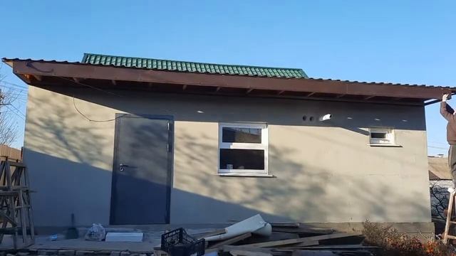 Отделка фасада пристройки из газоблока. Совсем чуть-чуть не успели закончить. смотреть онлайн