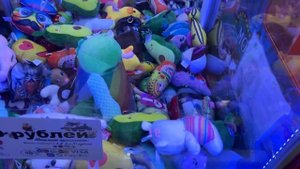 ОГРОМНАЯ ИГРУШКА ЗАСТРЯЛА В ТРУБЕ??? ВЫИГРАЛИ КУЧУ КРУТЫХ ИГРУШЕК В ХВАТАЙКЕ!!!