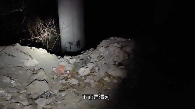 流浪小伙一路骑行，路上遇到同道中人，两人在高架桥下做肉夹馍吃！【真男人老黄】