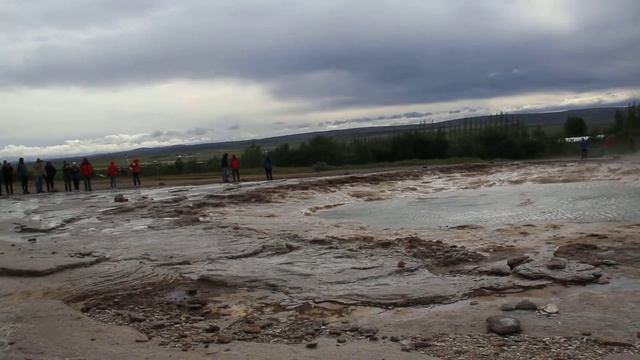 Извержение гейзера Строккур в Исландии смотреть онлайн
