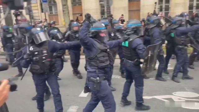 Жаркий октябрь в Париже.mp4# смотреть онлайн