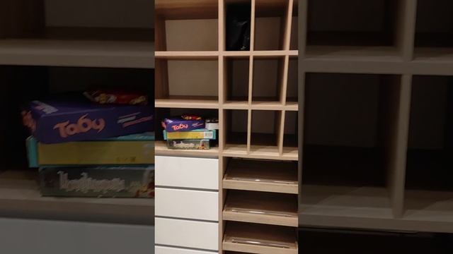 Гардеробная П-образная из ЛДСП 25мм, с модернизированными ящиками, брючницами, выкатными полками. смотреть онлайн