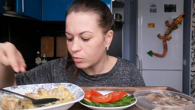МУКБАНГ ТУШЁНАЯ КАРТОШКА с КУРИЦЕЙ/СЕЛЕДОЧКА/ОВОЩИ/MUKBANG HALK FAMILY ЕДА ОБЖОР смотреть онлайн