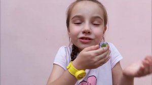 В траве сидел Кузнечик совсем, как огуречик)