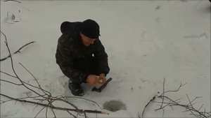 Ловля налима на малой реке зимой. Снасть Тычка, снимаем улов.