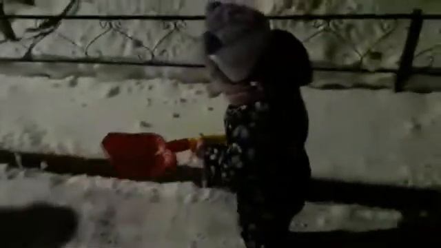 Вышла на улицу почистить снег и поиграть перед сном? смотреть онлайн