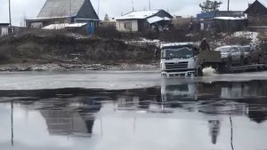 Саха Якутия. Вброд в Мирном. Если не баржей, значит полуприцепом. #Мирный