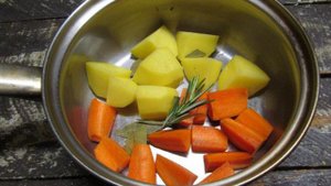 Свиная котлета на косточке с морковным пюре