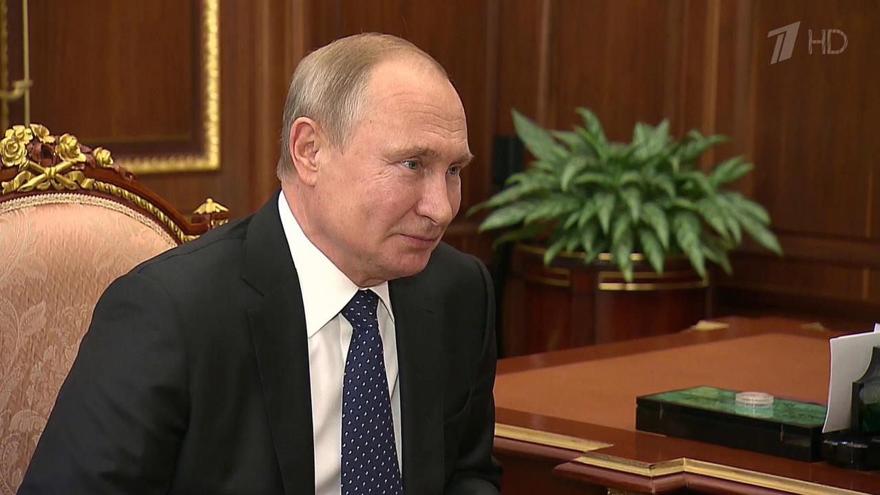 Владимир Путин заслушал доклад вице-премьера об электронных госуслугах и цифровом паспорте