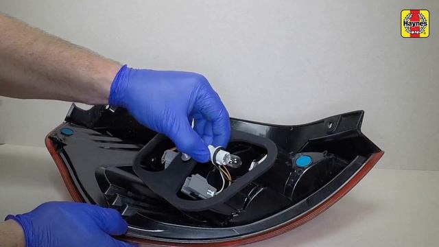 Ford Fiesta (2013 - 2017) - Replace the rear light bulbs смотреть онлайн