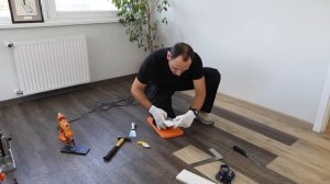 Дополнительные инструменты для установки плинтуса. Как резать толстый плинтус ножницами.