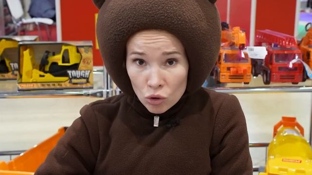 Маленькая Вера - Медведь играет в машинки Полесье - Рабочие машинки