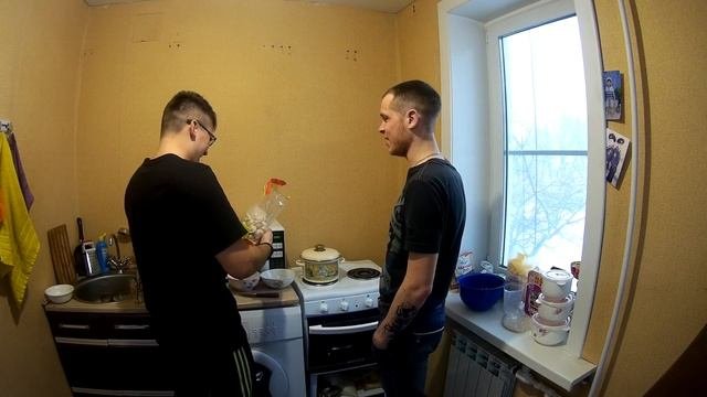 ЛАЙФХАК - КАК ВАРИТЬ ПЕЛЬМЕНИ! ЛЁХА ЖЖЁТ!