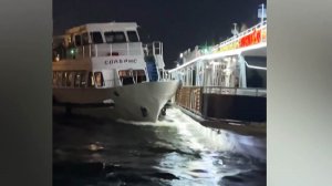 Теплоход и прогулочное судно врезались друг в друга под Линейным мостом в Санкт-Петербурге