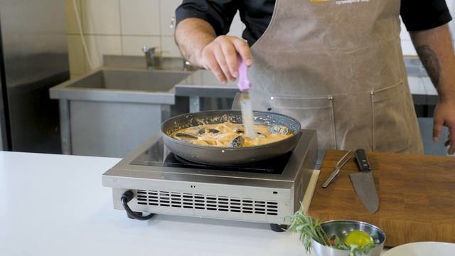 Как стать шеф-поваром? Готовим морепродукты в соусе том ям. Отвечаю на популярные вопросы. смотреть онлайн