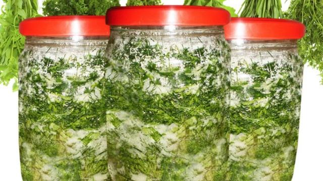 Пряная смесь из морковной ботвы, чеснока, укропа и петрушки