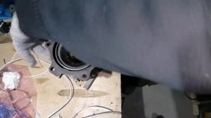 Сегодня выходной, работаем с отцом. Установка пламегасителя Nissan note.
