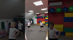 Спортивная акробатика для детей 5-7 лет. Разминка. /20.04.2023г/