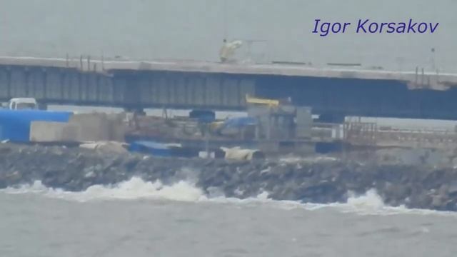 Крымский(январь 2018)мост! Надвижка Ж/Д балок на опоры! Асфальтирование моста с Тамани! смотреть онлайн
