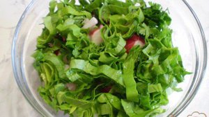 Салат из редиса, шпината и зеленого горошка