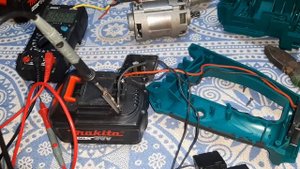 аккумуляторная пила makita 355hn (36v 6ah) не включается