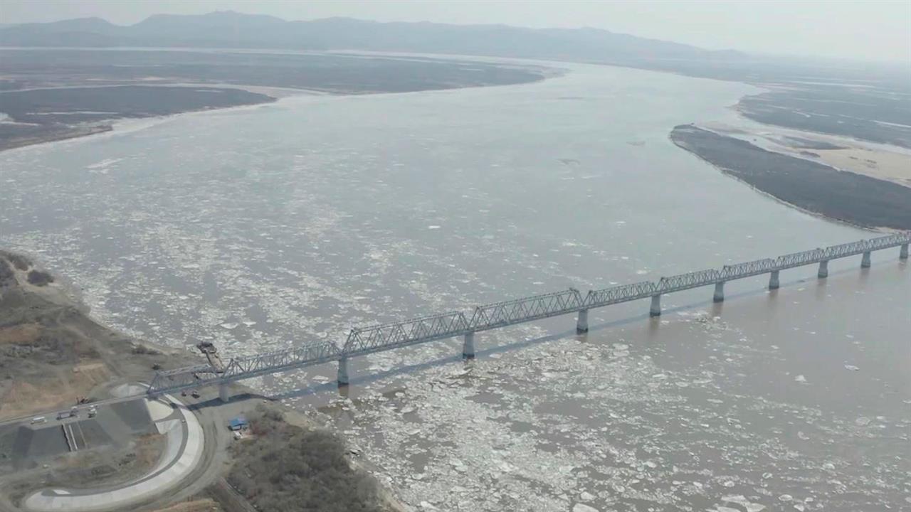 В России завершили строительство первого трансграничного железнодорожного моста через Амур