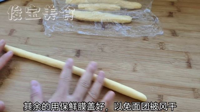 香脆可口的鱼皮花生，做法原来这么简单，好吃到停不下来！【俊宝美食】
