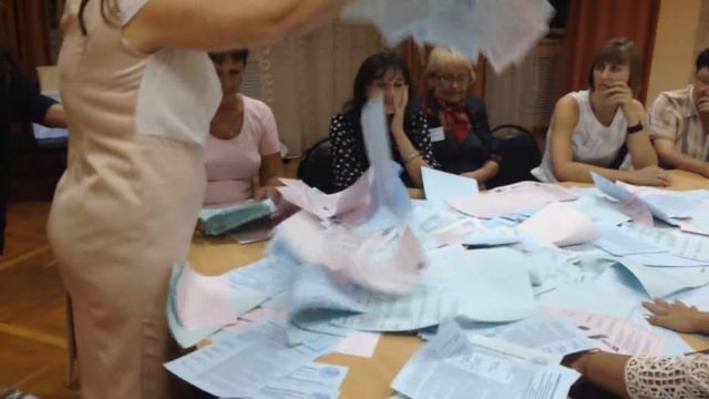 Пачки бюллетеней при выемке из урны УИК 54-21 смотреть онлайн