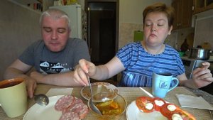 Мукбанг ВКУСНЫЙ обед 🍲🥪🥗 с мужем 🧐 Вован НАСТОРОЖЕННО пробует мою СТРЯПНЮ