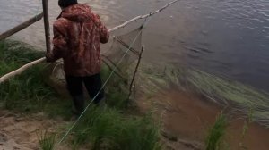 Ставим Иж - приспособление для ловли рыбы. Рыбалка. Россия. Архангельская область. Мезенский район.