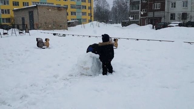 Делаем Гигантский Снежок / как сделать Снежный Ком ! Дети на Детской площадке / Зима / Снег