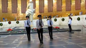 Смена караула у Вечного огня в Волгограде