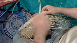 Плетение косички в 4 прута по верху корзины