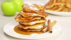 Невероятно нежные и воздушные яблочные оладьи! 25 минут и завтрак готов. Рецепт от Всегда Вкусно!