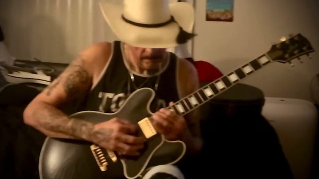 432hz tuning BB king Lucille by Gibson guitars . 432 is what frequency we need people not 440 . смотреть онлайн