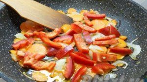 Рыба, тушеная с овощами на сковороде