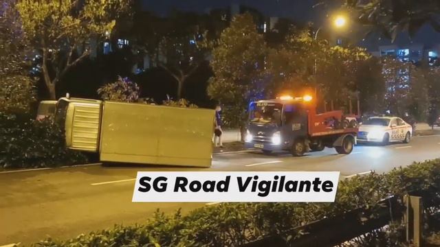 17Mar2021 yishun ave 8 #GBJ6903A toyota dyna lorry overturn and stuck at road island divider смотреть онлайн