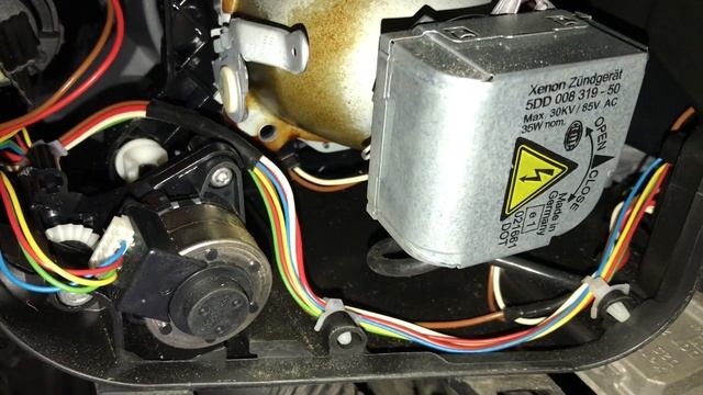 Замена лампочки ходового огня габаритов Audi A6 c6 Как поменять лампочку передней фары смотреть онлайн