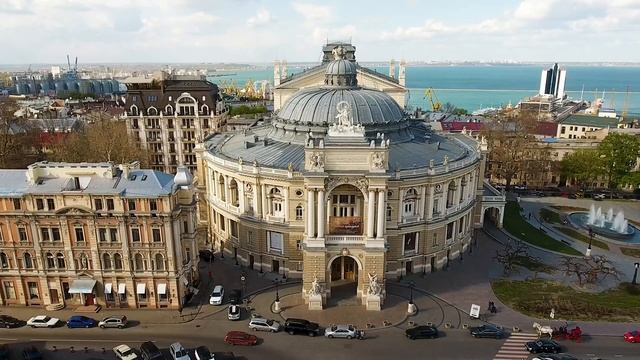 Собака не пускала ребенка в машину, останавливая его родителей, спустя время все поняли почему смотреть онлайн