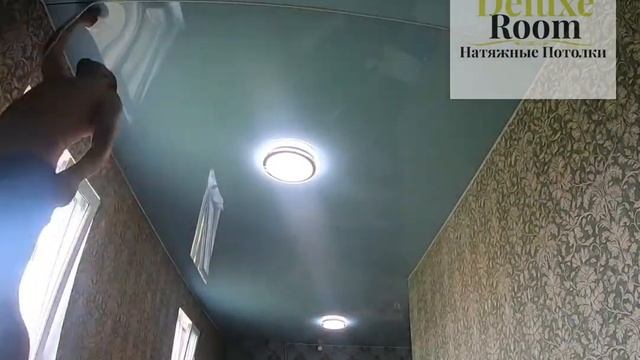 Мансардный потолок натяжной голубой глянец с разделительным багетом смотреть онлайн