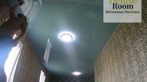 Мансардный потолок натяжной голубой глянец с разделительным багетом