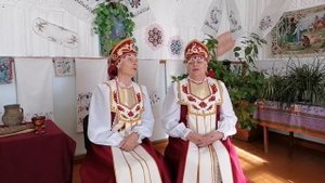 Песня "То не ветер ветку клонит" исполняет дуэт Кузнецовой Валентины и Остапенко Екатерины".