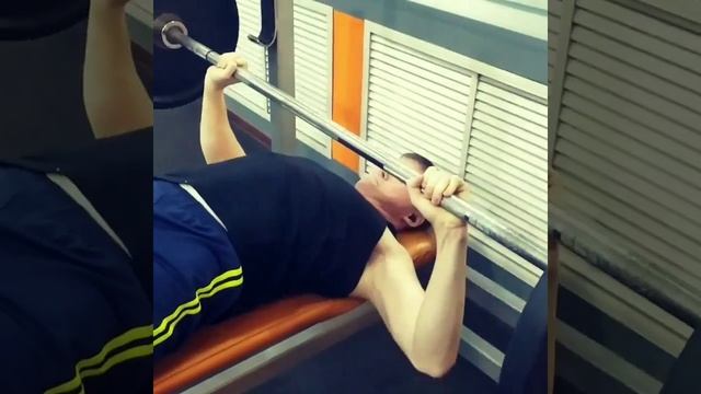 Жим лежа 70 кг. на 10 раз в 15 при весе 67 кг. смотреть онлайн