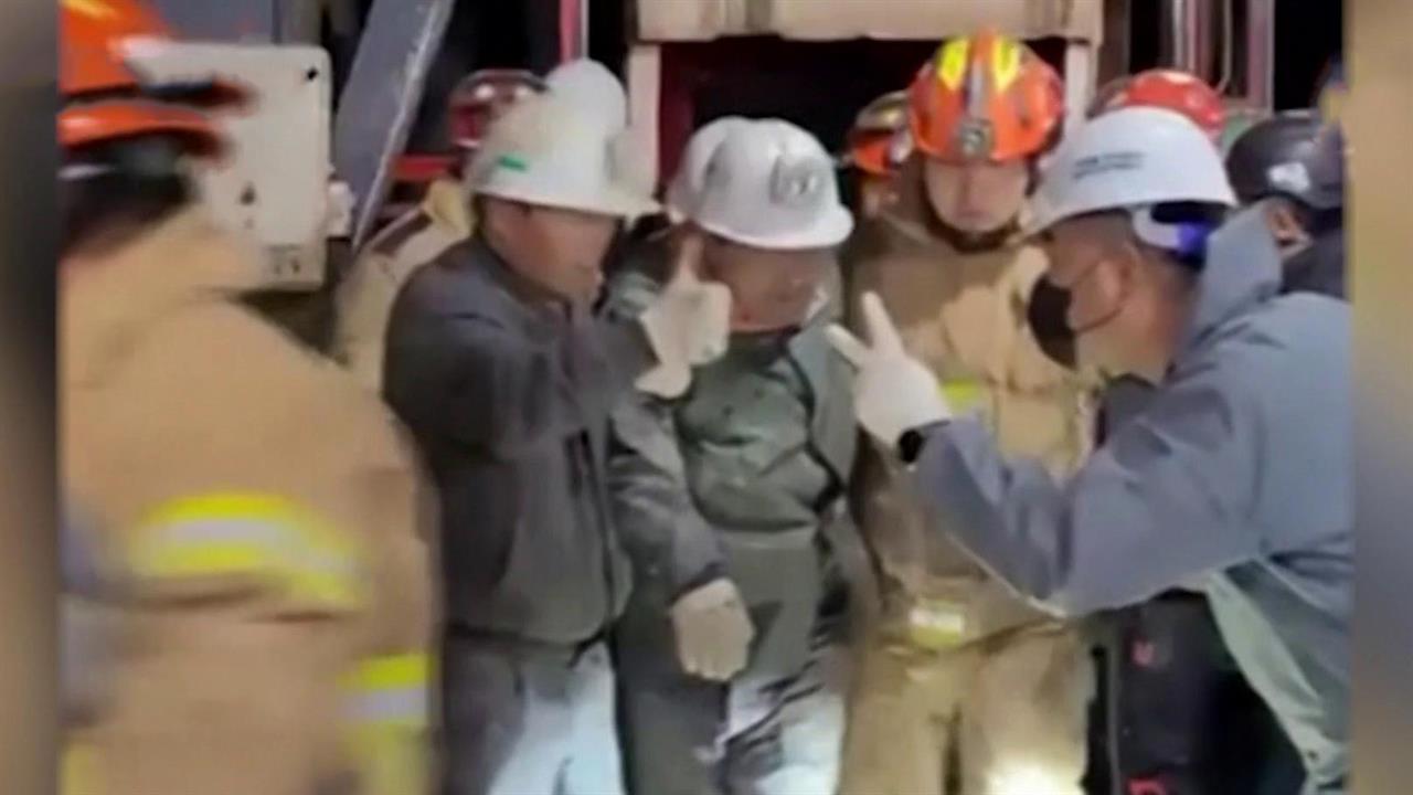 В Южной Корее спасатели вызволили двух горняков спустя девять дней после обвала шахты