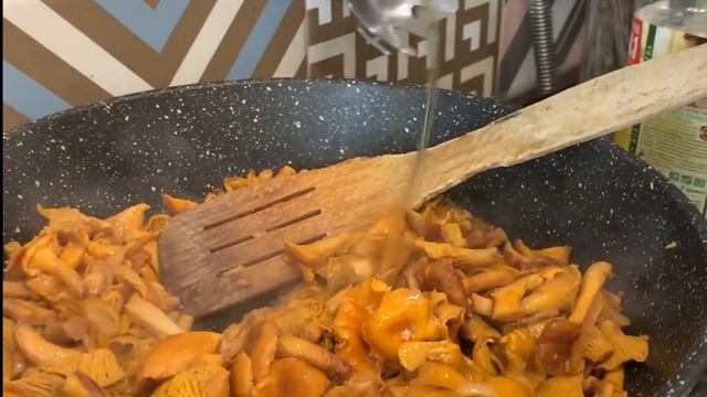 Жареная картошка с лисичками и луком рецепт на сковороде