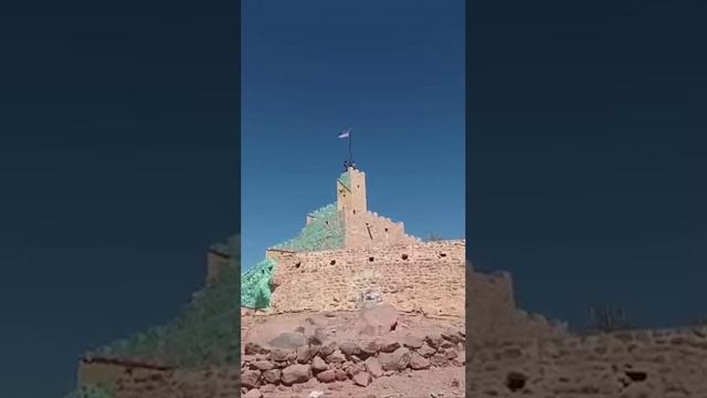 Флаг ЧВК «Вагнер» над старой французской крепостью в Мали