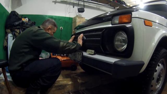 Зимняя защита радиатора НИВА 212140 ( установка). смотреть онлайн