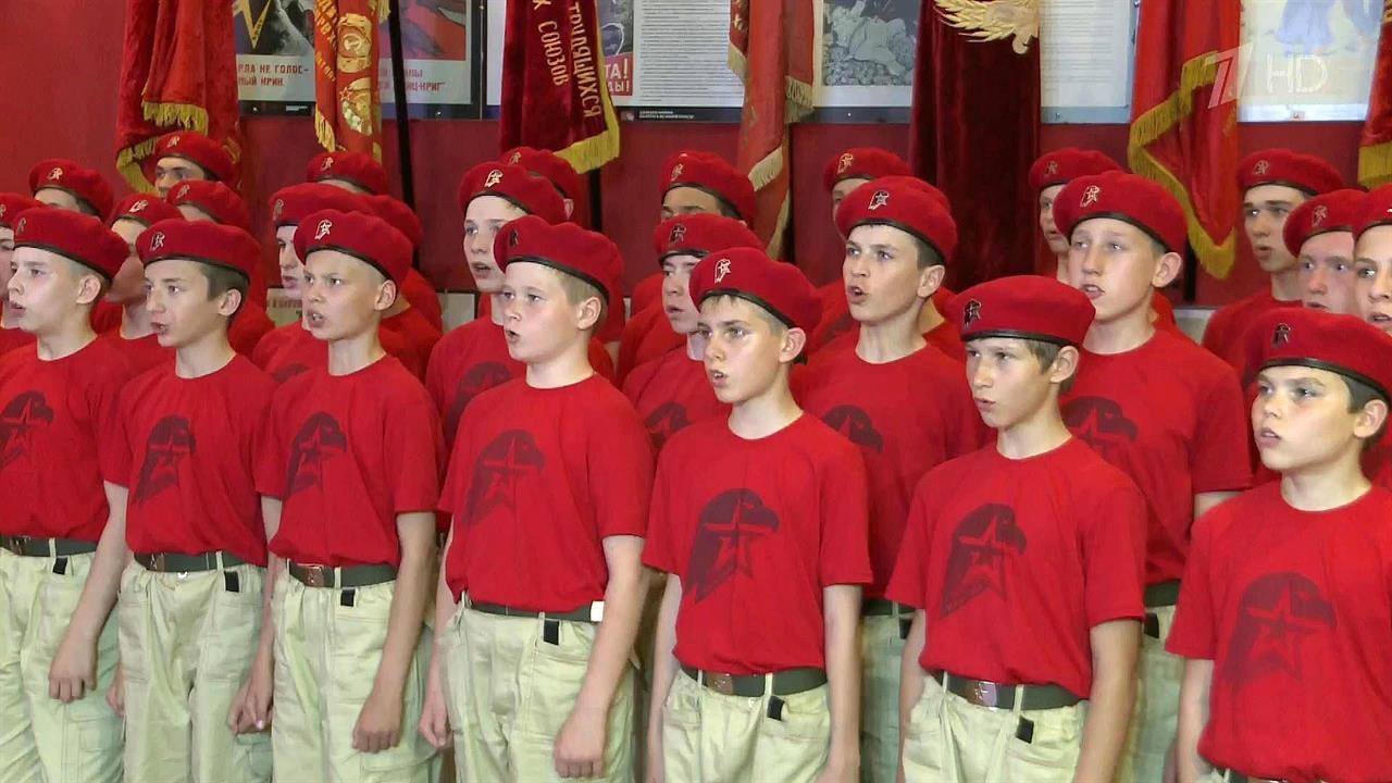 В столичном спорткомплексе ЦСКА сегодня принимали в ряды "Юнармии"