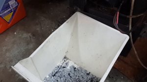 самодельная дробилка твердого пластика в работе