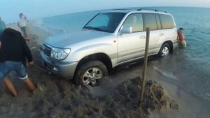 УТОПИЛИ TOYOTA Land Cruiser 100,  Люди вытащили Крузак